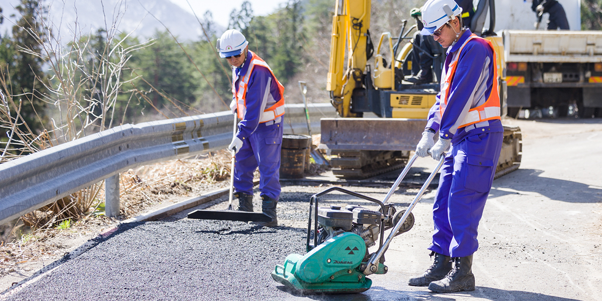 道路工事を行う様子